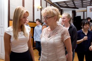 Prof. Maria Serafin talking with Anną Lipiak.